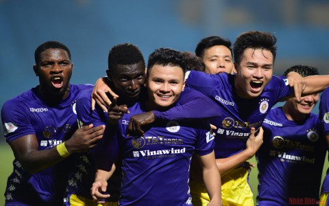 Quang Hải tỏa sáng, Hà Nội giành ngôi đầu bảng V-League